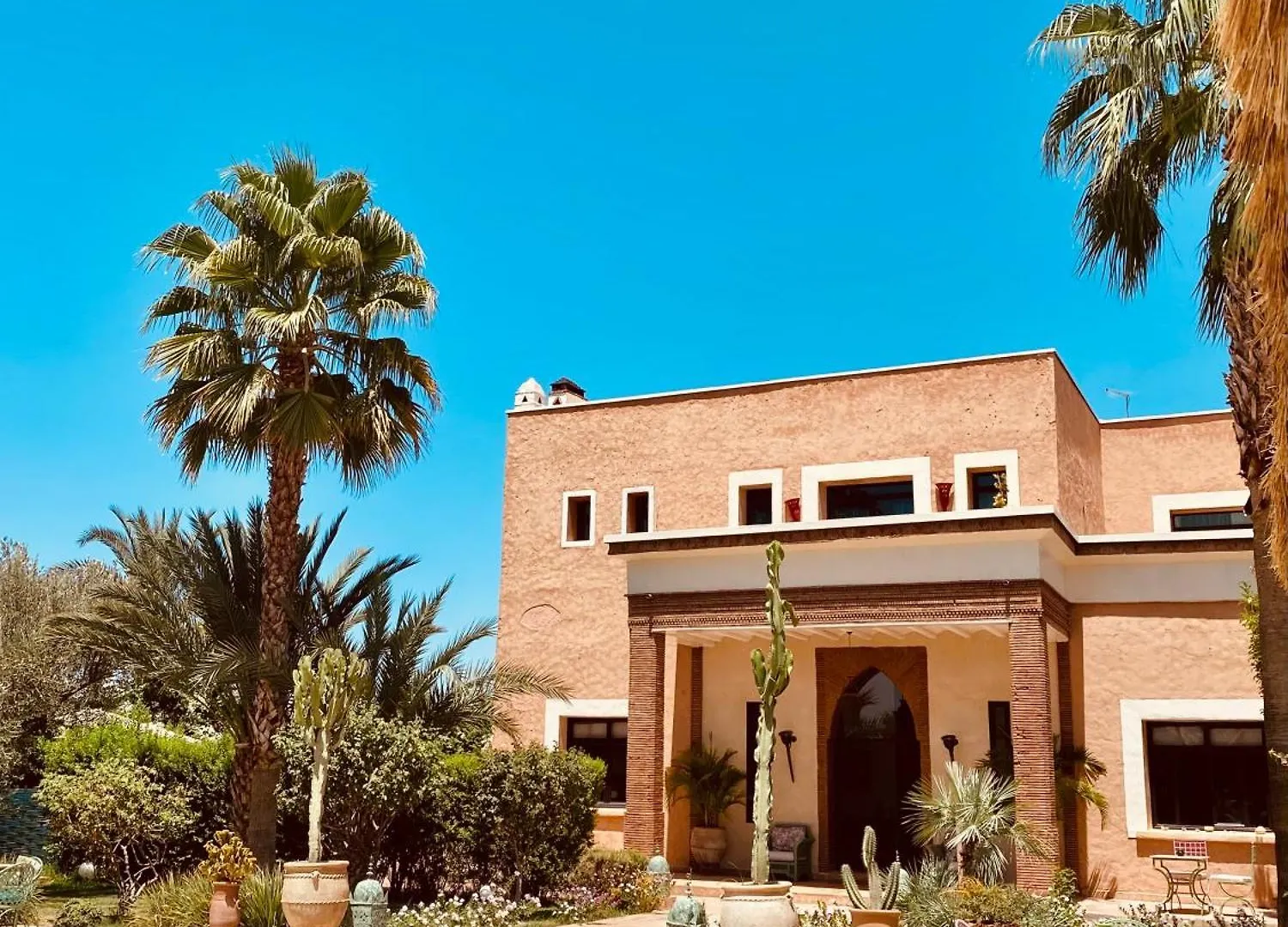 La Villa Des Golfs & Pinkcactus contacts